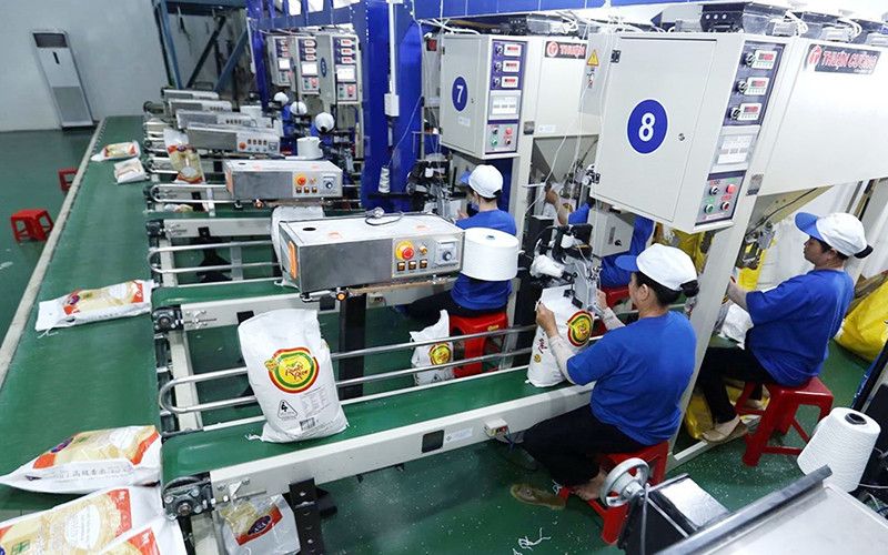 Đóng gói gạo xuất khẩu tại Công ty cổ phần Nông nghiệp công nghệ cao Trung An (TP Cần Thơ). Ảnh: VŨ SINH