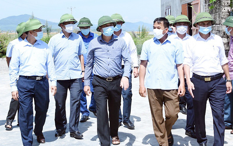 Đồng chí Hoàng Trung Dũng và đoàn công tác kiểm tra tình hình xây dựng nông thôn mới tại xã Kỳ Phú, huyện Kỳ Anh. Ảnh: THU HÀ