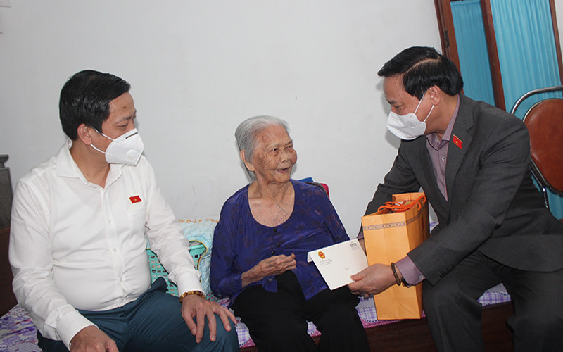 Phó Chủ tịch Quốc hội thăm, tặng quà và chúc Tết Mẹ Việt Nam Anh hùng Đặng Thị Bích. (Ảnh: VĂN GIANG)