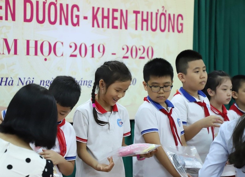 Cần tránh lạm dụng giấy khen trong khen thưởng cho học sinh (Ảnh minh hoạ)