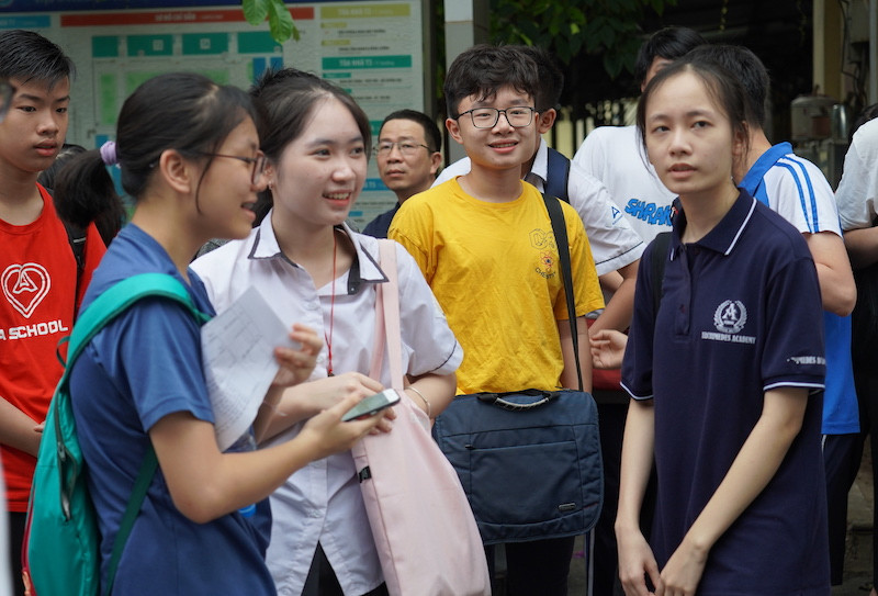 Thí sinh dự thi vào trường chuyên hôm 12-7 (Ảnh: THUỲ DƯƠNG)