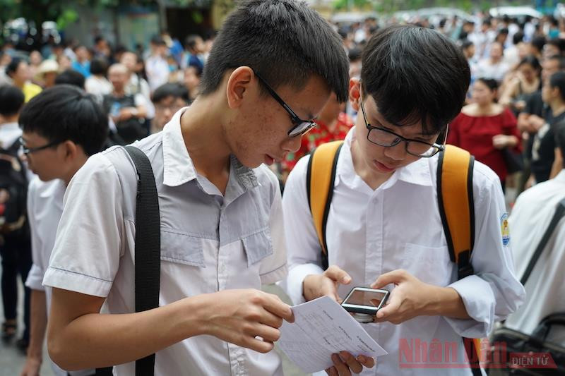 Thí sinh dự thi vào lớp 10 Trường THPT chuyên Khoa học Tự nhiên, buổi thi sáng 12-7 (Ảnh: THUỲ DƯƠNG)