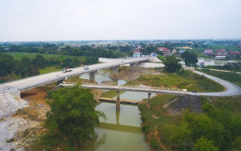 Cầu Vàng (Thanh Hóa) mới xây rộng 33m, nối nhịp cầu giữa xã Yên Thịnh, huyện Yên Định và xã Xuân Minh, huyện Thọ Xuân.