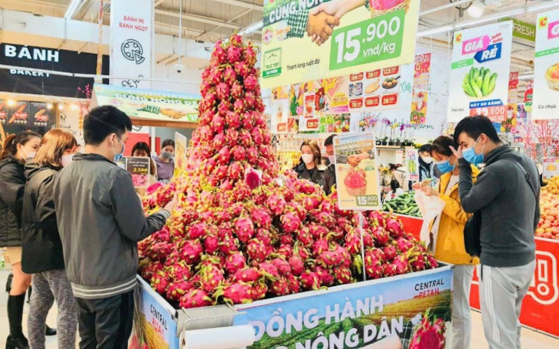 Hệ thống siêu thị Big C, Tops Market và Go! triển khai chương trình hỗ trợ nông dân tiêu thụ thanh long. (Ảnh: Tập đoàn Central Retail cung cấp)