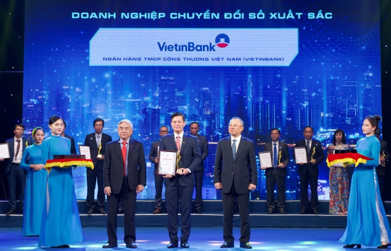 Ông Trần Công Quỳnh Lân, Phó Tổng Giám đốc kiêm Giám đốc Chuyển đổi số đại diện VietinBank nhận giải thưởng Doanh nghiệp chuyển đổi số xuất sắc Việt Nam năm 2021.