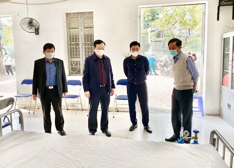 Lãnh đạo quận Đống Đa kiểm tra công tác chuẩn bị của Trạm Y tế lưu động tại phường Láng Hạ.