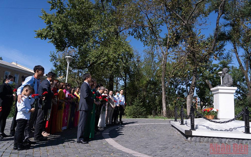 Người Việt Nam tại Vladivostok dâng hoa tại tượng đài Bác Hồ. (Ảnh: THANH THỂ)