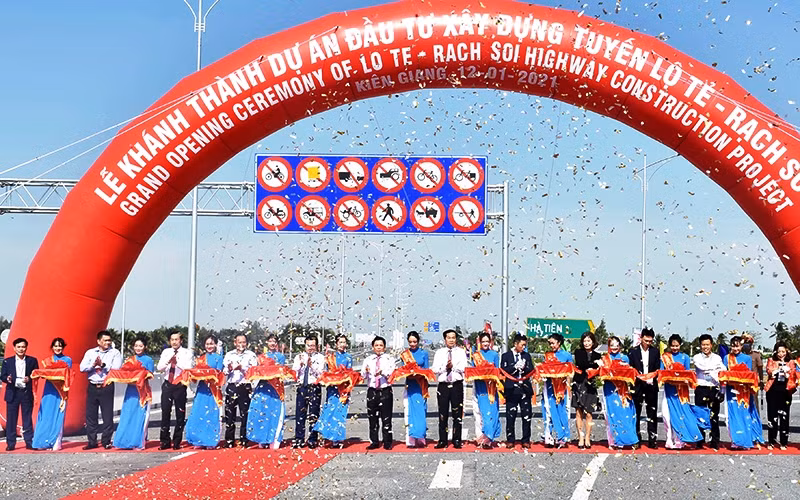 Nghi lễ cắt băng khánh thành tuyến đường Lộ Tẻ - Rạch Sỏi.