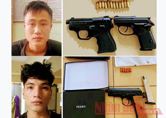 Hai đối tượng cùng số vũ khí thu giữ. (Ảnh: Công an cung cấp)