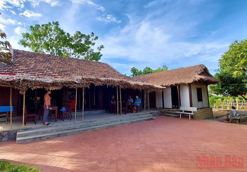 Nhà lưu niệm Đại tướng Võ Nguyên Giáp. Ngôi nhà gỗ có mái hiên lợp tranh rất quen thuộc với nông thôn Quảng Bình trước đây. (Ảnh: Hương Giang)