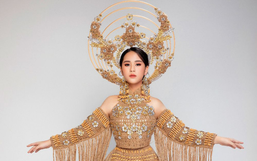 Vũ Huyền Diệu và trang phục "Việt Nam - Rừng vàng biển bạc". (Ảnh: Tạp chí Môi trường và Đô thị Việt Nam cung cấp)