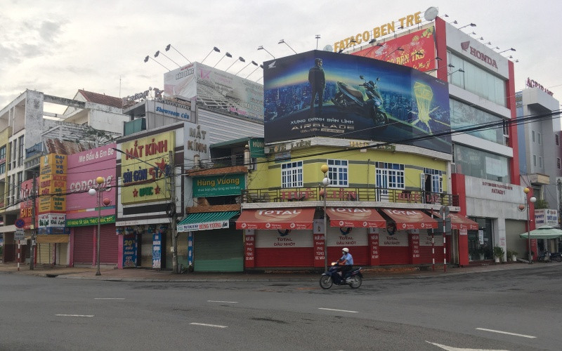 Các cửa hàng kinh doanh dịch vụ không thiết yếu tại trung tâm tỉnh Bến Tre đóng cửa.