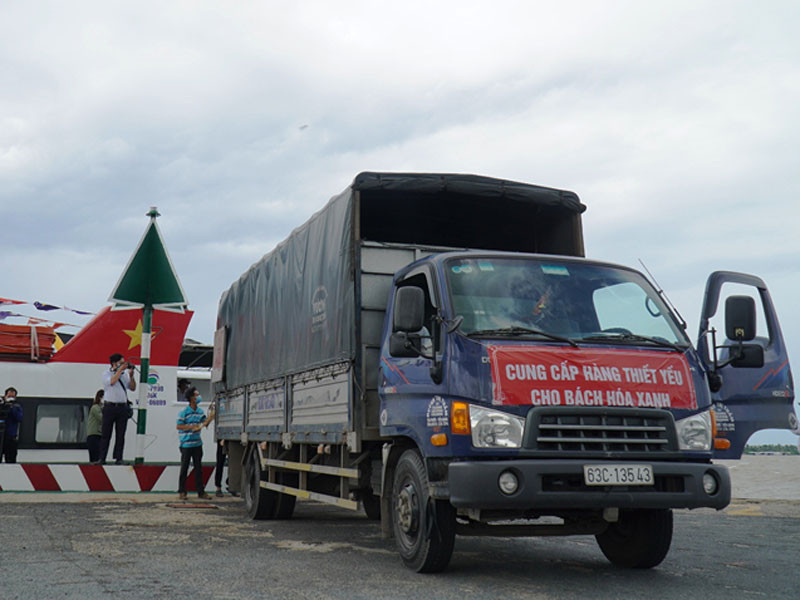 Tàu cao tốc cập bến nhận hàng nông sản vận chuyển về TP Hồ Chí Minh.