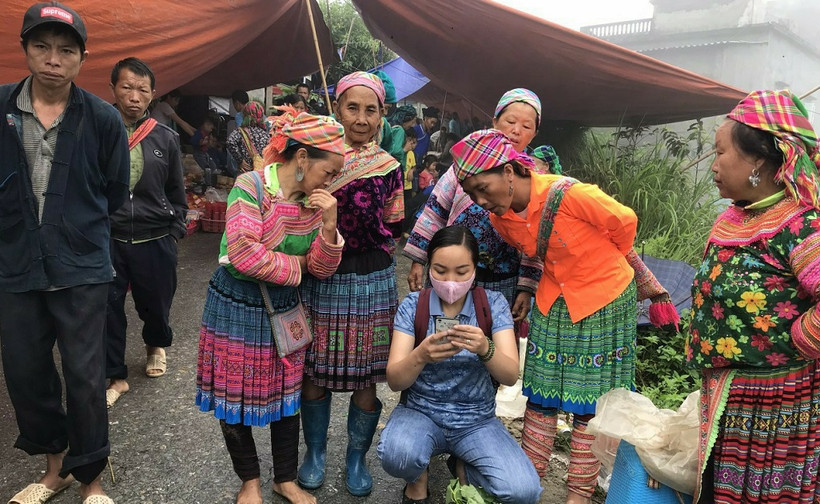 Vận động người dân Hà Giang cài ứng dụng Bluezone. Đây vẫn đang là địa phương có tỷ lệ cài đặt thấp nhất cả nước.