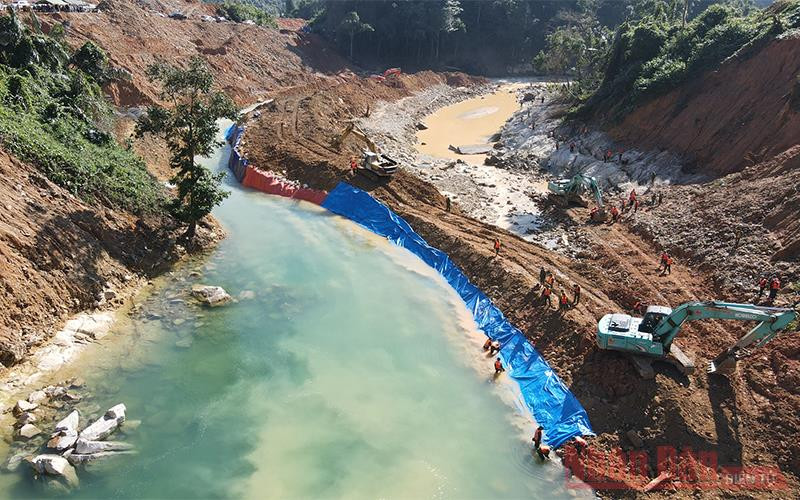 Lực lượng cứu hộ đã huy động hàng trăm người cùng phương tiện thực hiện nắn dòng sông Rào Trăng để tìm kiếm những người mất tích trong sự cố Thủy điện Rào Trăng 3. (Ảnh: CÔNG HẬU)