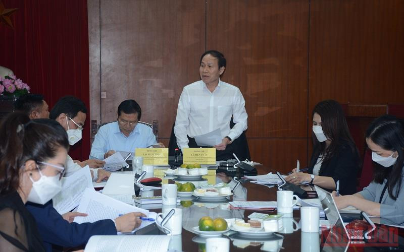 Đồng chí Lê Tiến Châu (đứng) kết luận buổi làm việc.