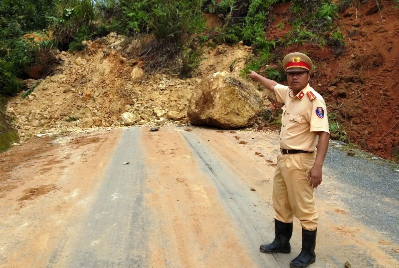 Sạt lở khoảng 200m3 đất trên Quốc lộ 40B tại huyện Nam Trà My