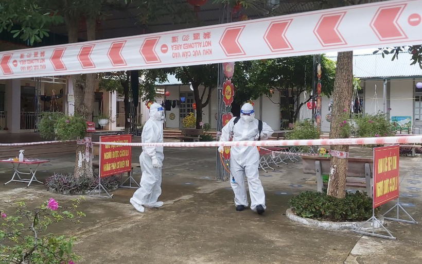 Phun khử khuẩn khu cách ly tập trung tại huyện Phù Yên.