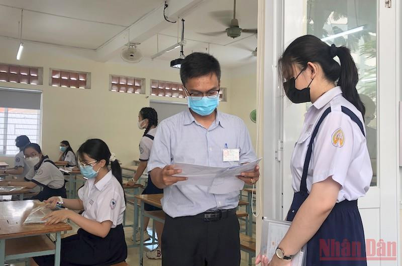 Các thí sinh tại điểm thi Trường trung học phổ thông Bùi Thị Xuân, quận 1, TP Hồ Chí Minh. )Ảnh: CAO TÂN)