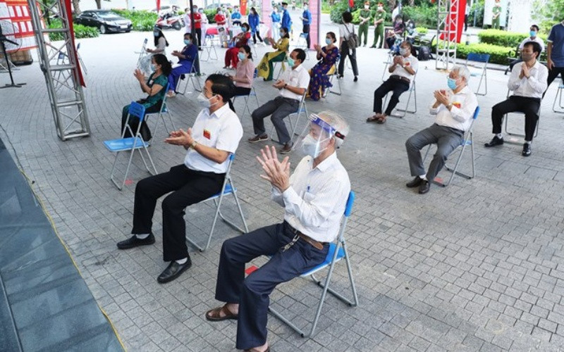 Cử tri Hà Nội đi bỏ phiếu. 