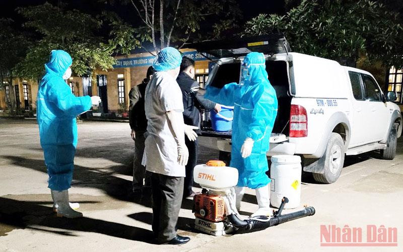 Phun sát khuẩn tại xã Phúc Lộc. (Ảnh: VIỆT BẮC)