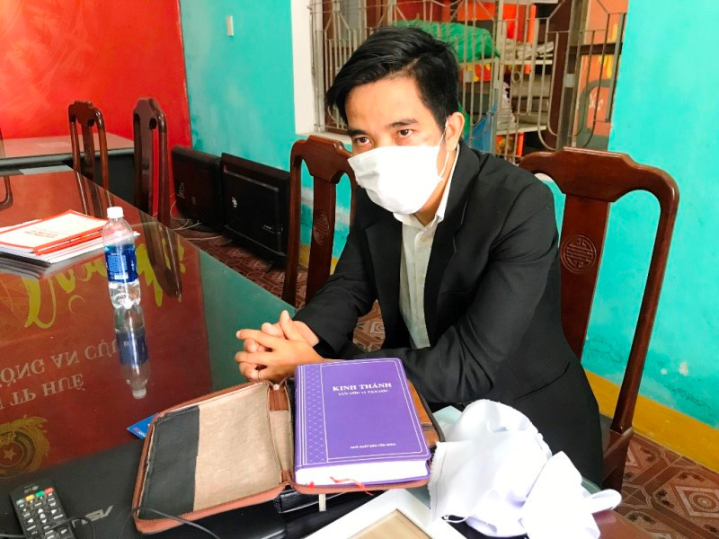 Đối tượng Hồ Rin bị bắt quả tang khi đang tổ chức sinh hoạt “Hội thánh Đức Chú trời mẹ”.