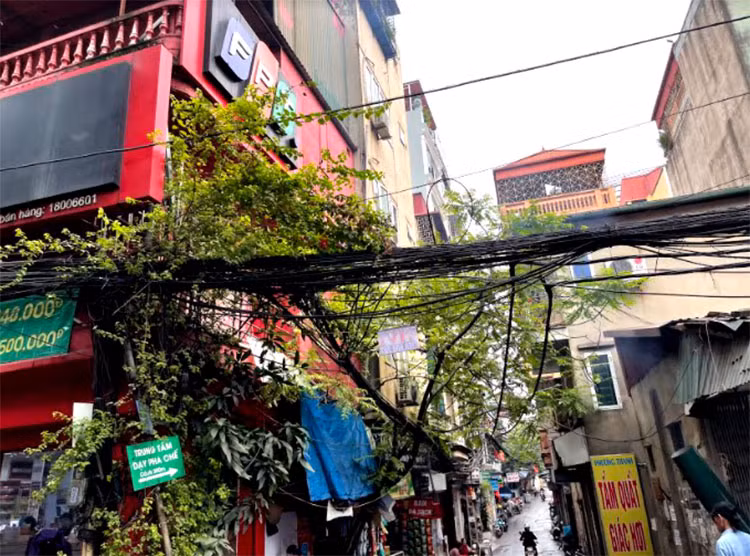 Những đường dây như thế này có thể gây nguy hiểm cho người dân khi đi từ dưới ngõ lên dốc.