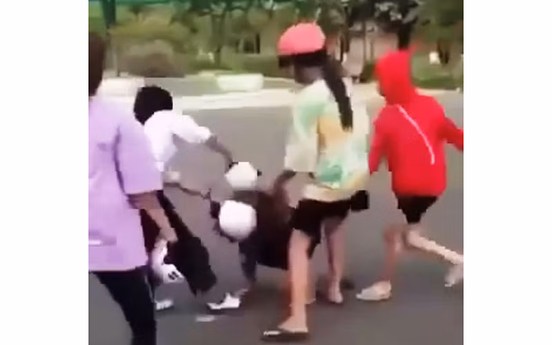 Bốn nữ sinh đánh bạn cùng trường gây bức xúc (ảnh cắt từ clip).