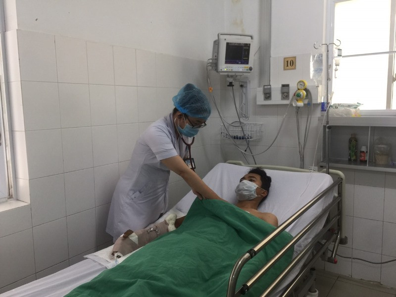 Bác sĩ thăm khám cho bệnh nhân N.V.T. bị rắn chàm quạp cắn.