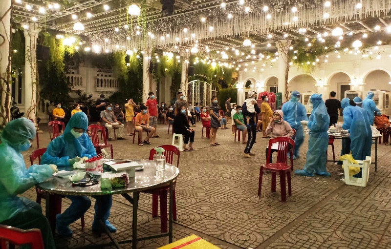 Ngành y tế lấy mẫu xét nghiệm sàng lọc SARS-CoV-2 tại khu dân cư ở quận Gò Vấp.  (Ảnh: Phương Hoa)