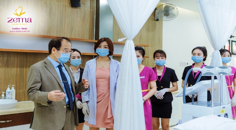 PGS,TS Trần Đắc Phu kiểm tra và trao đổi với ban quản lý các chi nhánh hệ thống Zema. 