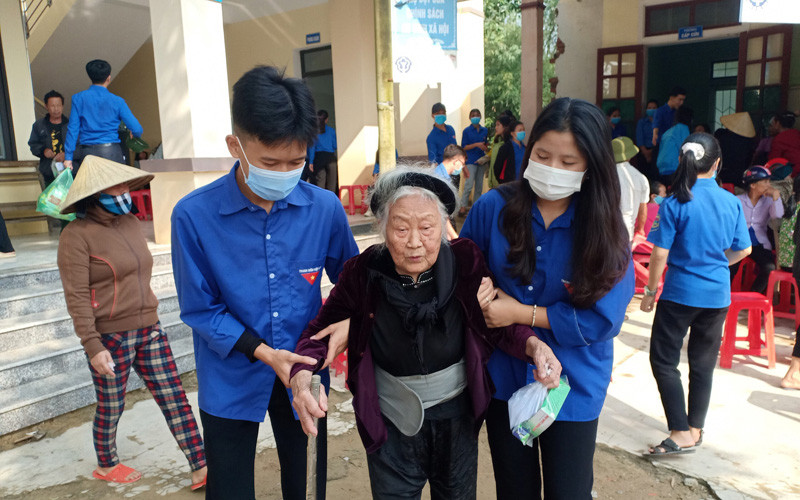 Hoạt động khám và cấp thuốc cho người dân vùng lũ được tiến hành kịp thời, mang lại hiệu quả thiết thực