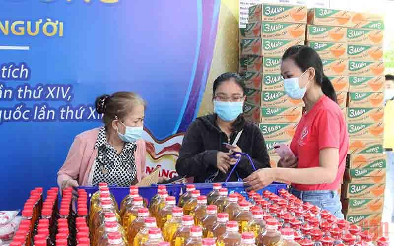 Người dân đi chợ tại “Siêu thị 0 đồng”.