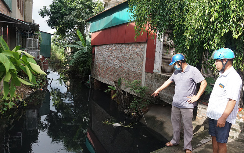 Người dân phát hiện dòng nước đen chảy từ cụm công nghiệp qua khu dân cư thôn Doãn Thượng, xã Xuân Lâm, huyện Thuận Thành (Bắc Ninh).