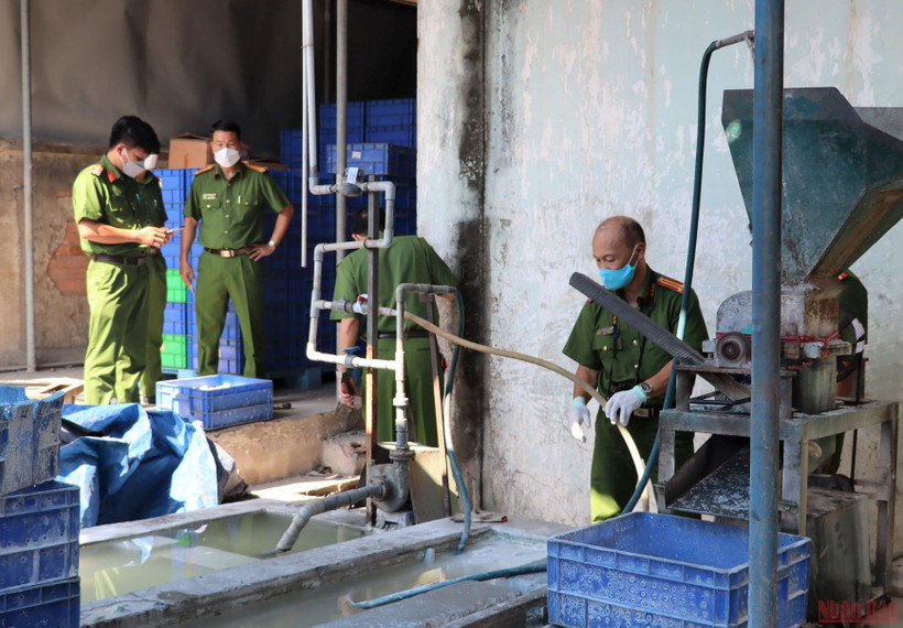 Lực lượng công an khám nghiệm khu vực máy nghiền bóng đèn hỏng của Xí nghiệp Đèn ống.