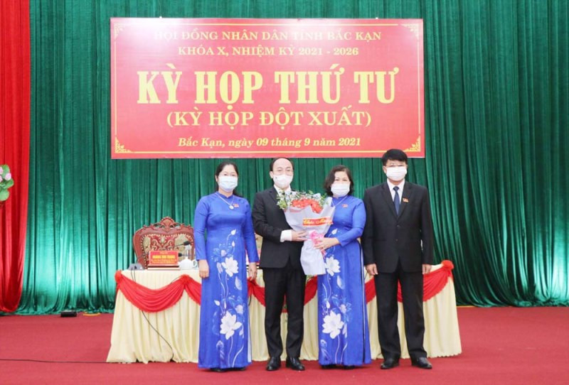 Thường trực HĐND tỉnh Bắc Kạn tặng hoa chúc mừng tân Chủ tịch UBND tỉnh Bắc Kạn Nguyễn Đăng Bình (thứ 2, từ trái sang).