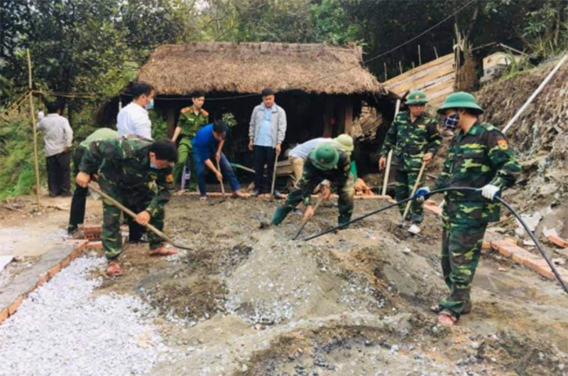 Các lượng lượng thi công móng, nền nhà cho hộ dân ở Mường Lát.