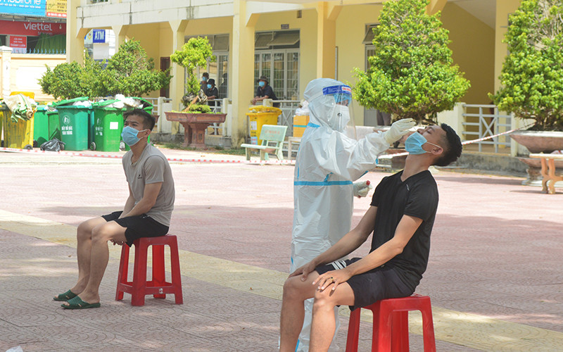 Xét nghiệm Covid-19 cho người dân đang cách ly tập trung.