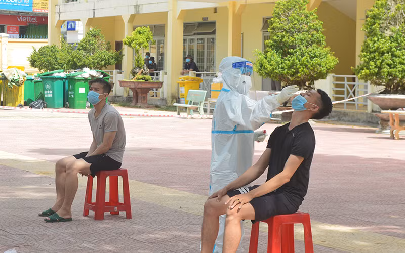 Xét nghiệm Covid-19 cho người dân đang cách ly tập trung.