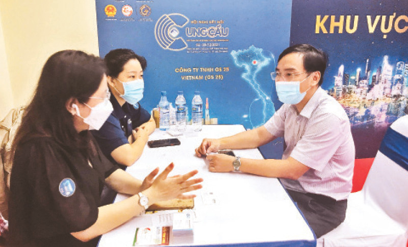 Các doanh nghiệp phân phối và nhà sản xuất thảo luận hướng hợp tác tại Hội nghị kết nối cung-cầu năm 2021.