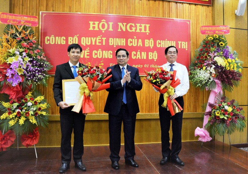 Đồng chí Phạm Minh Chính chúc mừng đồng chí Nguyễn Thành Tâm và nguyên Bí thư Tỉnh ủy Tây Ninh Phạm Viết Thanh, Ủy viên T.Ư Đảng, hiện giữ chức Bí thư Tỉnh ủy Bà Rịa-Vũng Tàu.