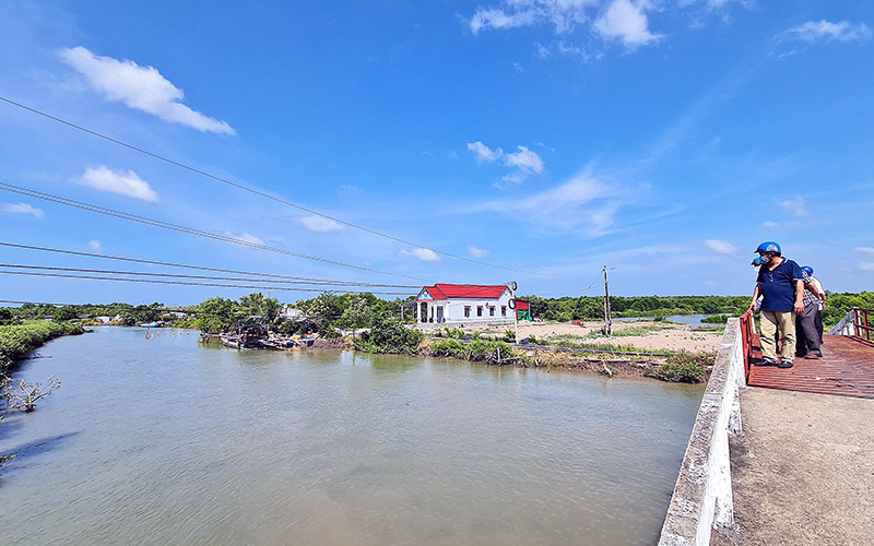 Lãnh đạo huyện Trần Văn Thời (Cà Mau) kiểm tra tình hình sạt lở lộ dọc kênh Quảng Thép. 