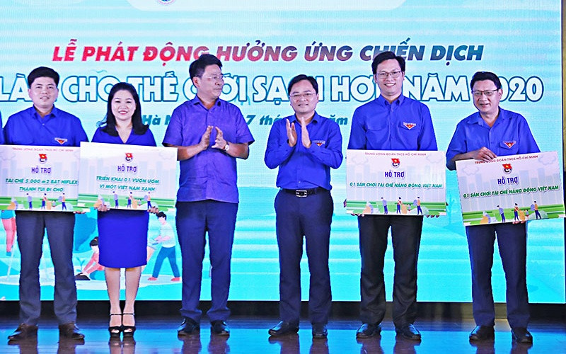 Đồng chí Nguyễn Anh Tuấn, Bí thư Thường trực T.Ư Đoàn, Chủ tịch T.Ư Hội LHTN Việt Nam (thứ ba từ phải sang) và đại diện các bộ, ngành trao tượng trưng hỗ trợ các tỉnh, thành đoàn triển khai các công trình, mô hình hưởng ứng Chiến dịch "Làm cho thế giới sạch hơn".