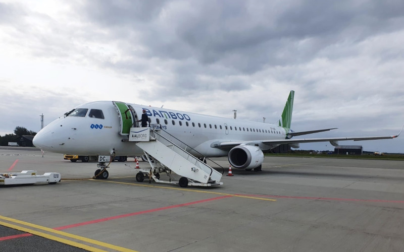 Các hãng hàng không hủy và lùi giờ hàng loạt chuyến bay do bão số 5.