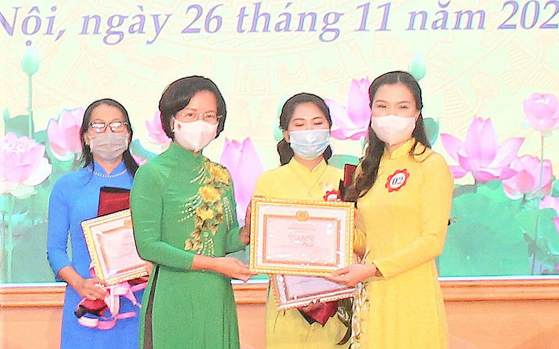 Lãnh đạo Ban Tuyên giáo Thành uỷ Hà Nội trao giải Nhất cho thí sinh Nguyễn Thị Phương Thêm.