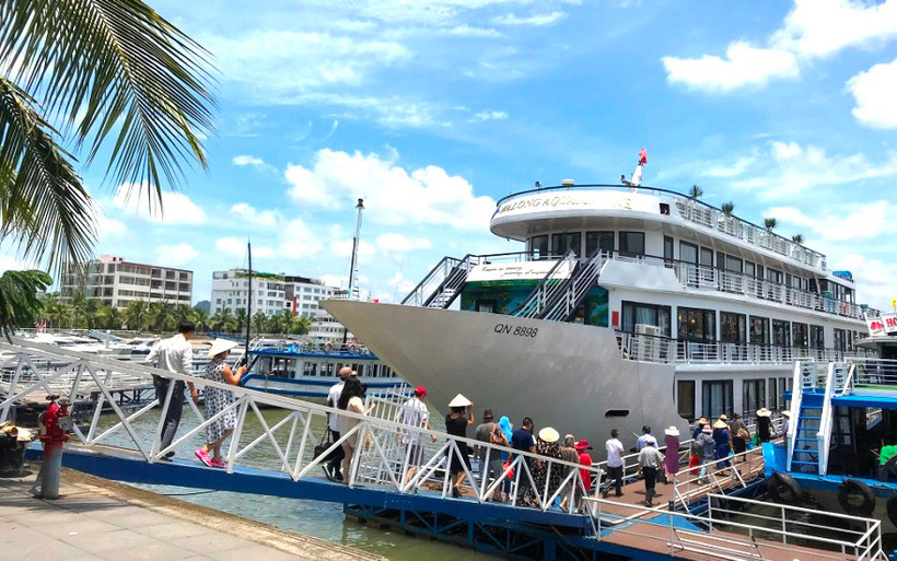 Du khách lựa chọn dịch vụ tàu nghỉ đêm trên vịnh Hạ Long.