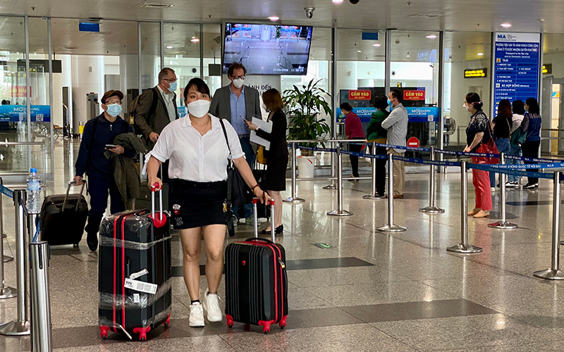 Khách quốc tế đến Hà Nội trong ngày đầu mở cửa đón khách du lịch. Ảnh: MINH TRANG