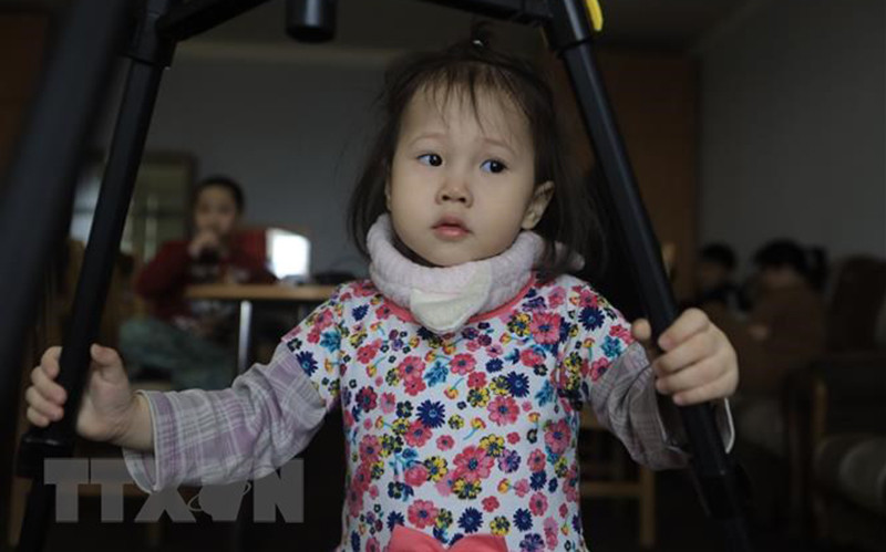 Thái Hoài An (sinh năm 2019) là 1 trong 4 em nhỏ đi sơ tán cùng ông bà ngoại từ thị trấn Kupyansk, tỉnh Kharkov của Ukraine sang Nga. (Ảnh: TTXVN)