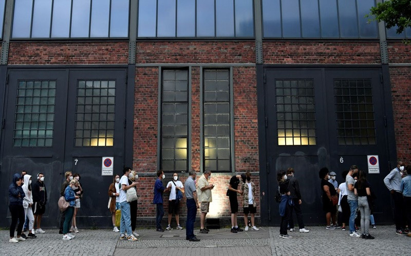 Người dân xếp hàng chờ tiêm vaccine ngừa Covid-19 bên ngoài một trung tâm tiêm chủng ở thủ đô Berlin, Đức. (Ảnh: Reuters)