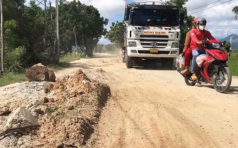 Đường bị cày xới, xe ô-tô tải trọng lớn ngang nhiên băng qua phía trái đường để lưu thông, khiến người điều khiển xe gắn máy khó xử lý khi tham gia giao thông trên đoạn đường này.